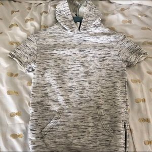 Grey/white sweatshirt with short sleeves